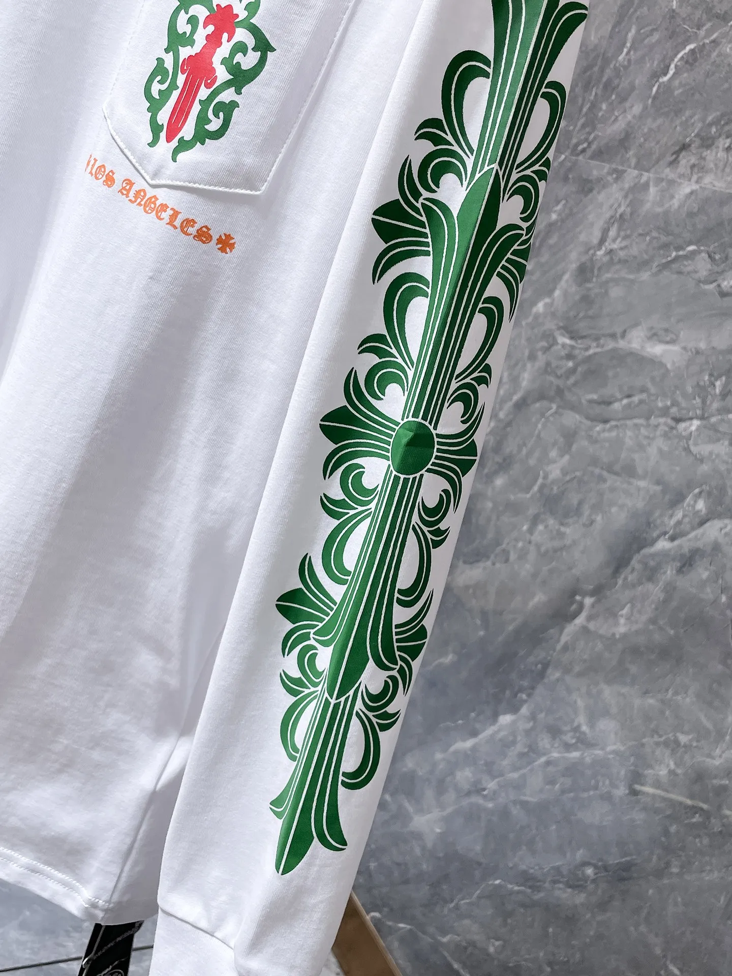 P160 Chrome Hearts🍁Long T series🍁 Available simultaneously at counters❤️ Chrome LA limited vine sword green floral arm long-sleeved T-shirt Imported environmentally friendly glue printing and dyeing Specially customized original 1:1 high weight comfortable fabric 🌈Recommended color: white black🌈 Size: S, M, L, XL